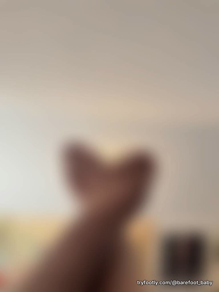 Sitting here waiting for someone to show these beautiful toes some love💕 what are you in t