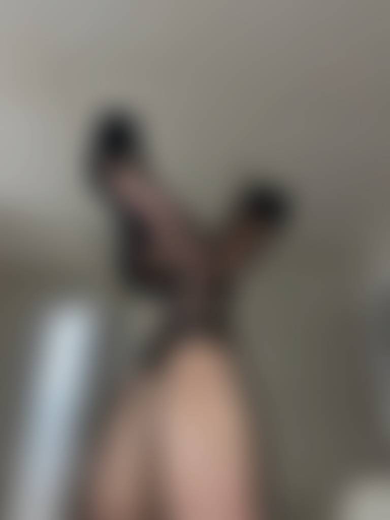 💋 Evening nylons and strappy heels! You can’t beat them if you ask me! 🤤💋 What do you guys