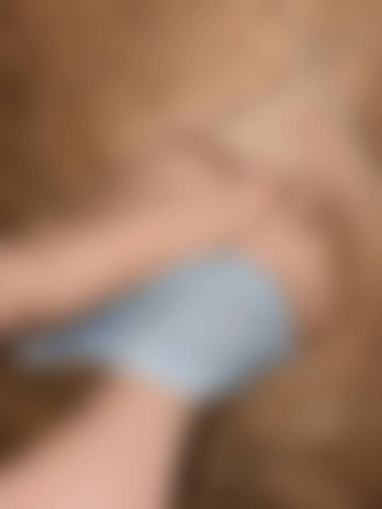 anyone a fan of stockings 😉 don’t be shy come say hi! 🌹