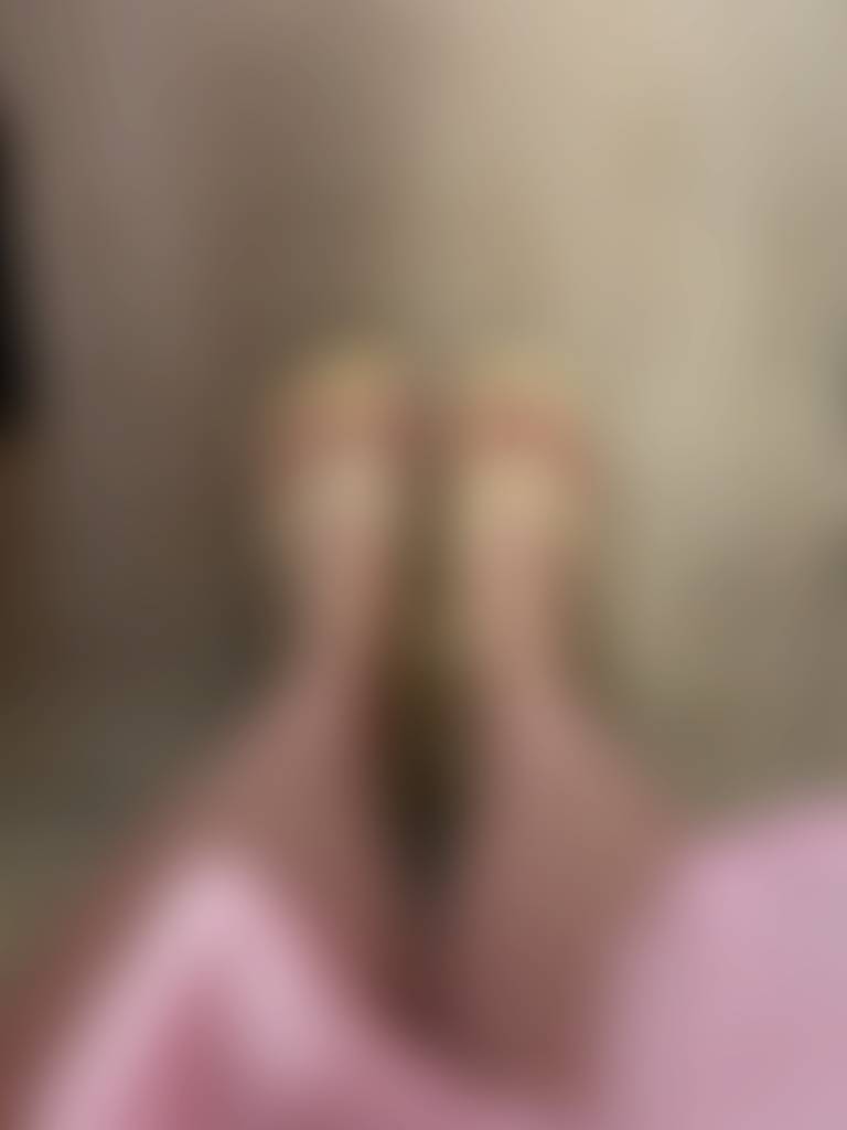Work feet! Who has any requests? 💦🦶💋