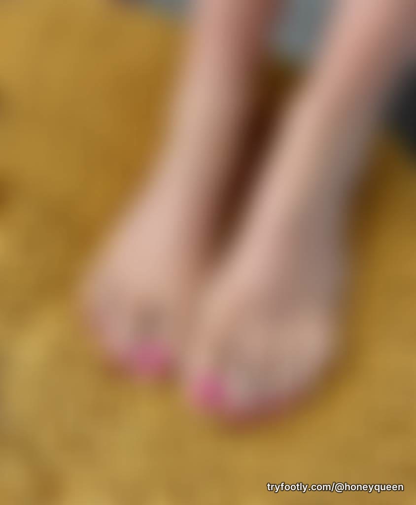 Freshly painted pink tootsies.. Don’t they look just yummy 🤤 DM me your desires 💋