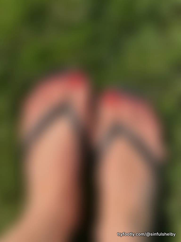 Getting some ☀️ on these footsies, maybe i’ll have a tan line from the flip flops 😝