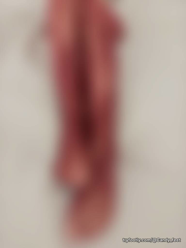 Hi this is my first time posting my feet🙈If you like it I will post more 🙈 (I got a fresh 