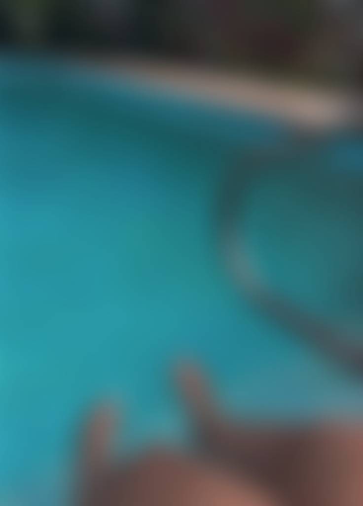 poolside 👙👣☀️