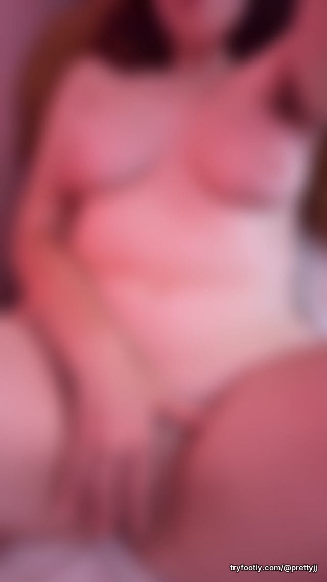 Watch me play with my pretty pink pussy 😘🥰