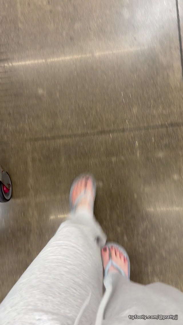 Grocery shoppinggg 😘😘 sexy toes are the best, aren’t they?