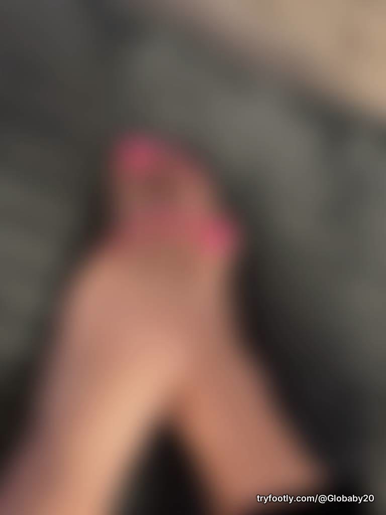 Who will be the lucky person of the night to get my first custom feet pic/vid? I’m waiting