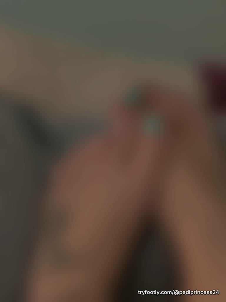 Time for a pedi!? What color should I do😏