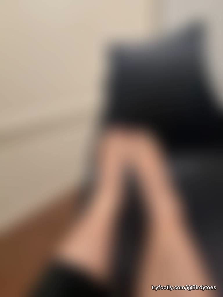 Hello cuties ! New to here , anyone feel generous to refresh my pretty feet with a pedicur