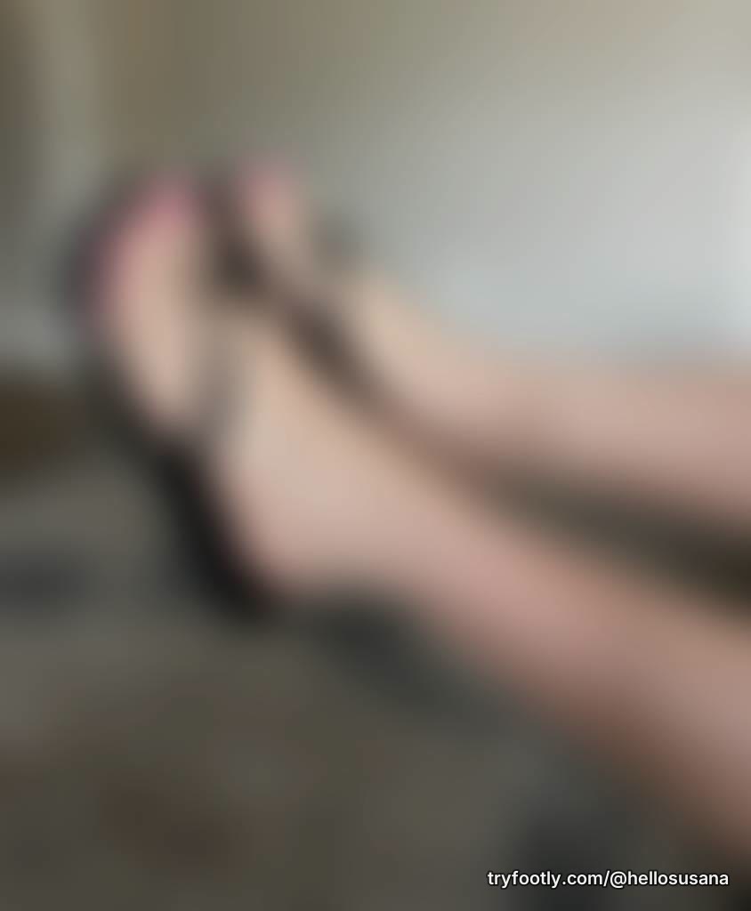 NEW BLACK FLIP FLOPS 🖤 Cute poses showcasing my new black flip flops.
