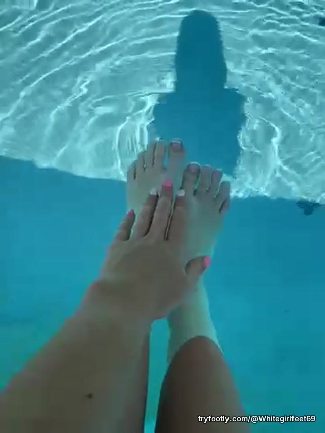 Come play with my wet feet daddy 😩💦