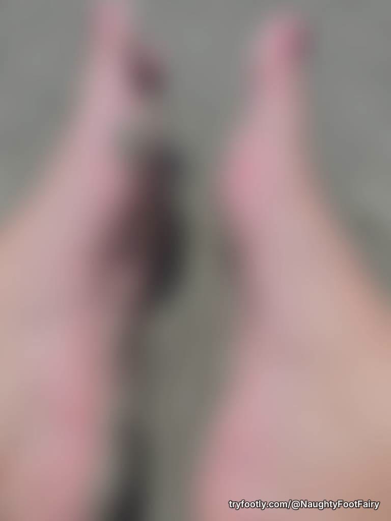 Really wish these feet were squeezing and stroking someone right now...cover them in cum 😋