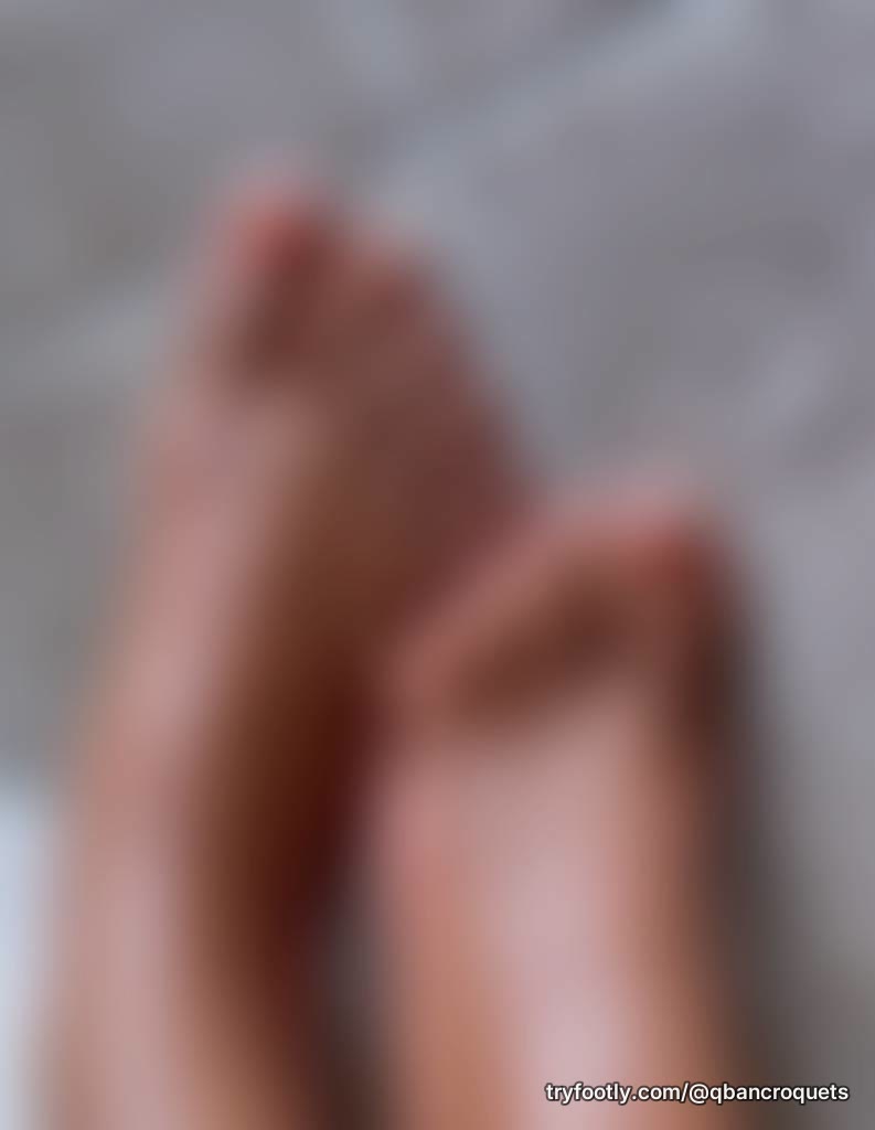 Hot Cuban Latina with desirable feet, ready to take you on a journey of everything toes do