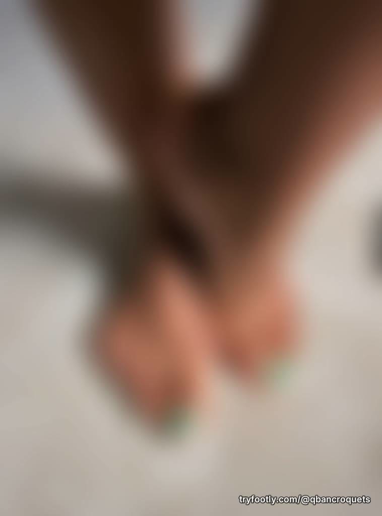Sweet like key lime pie. 🥧💚 Smooth arches, flawless skin, and a fresh summer pedi