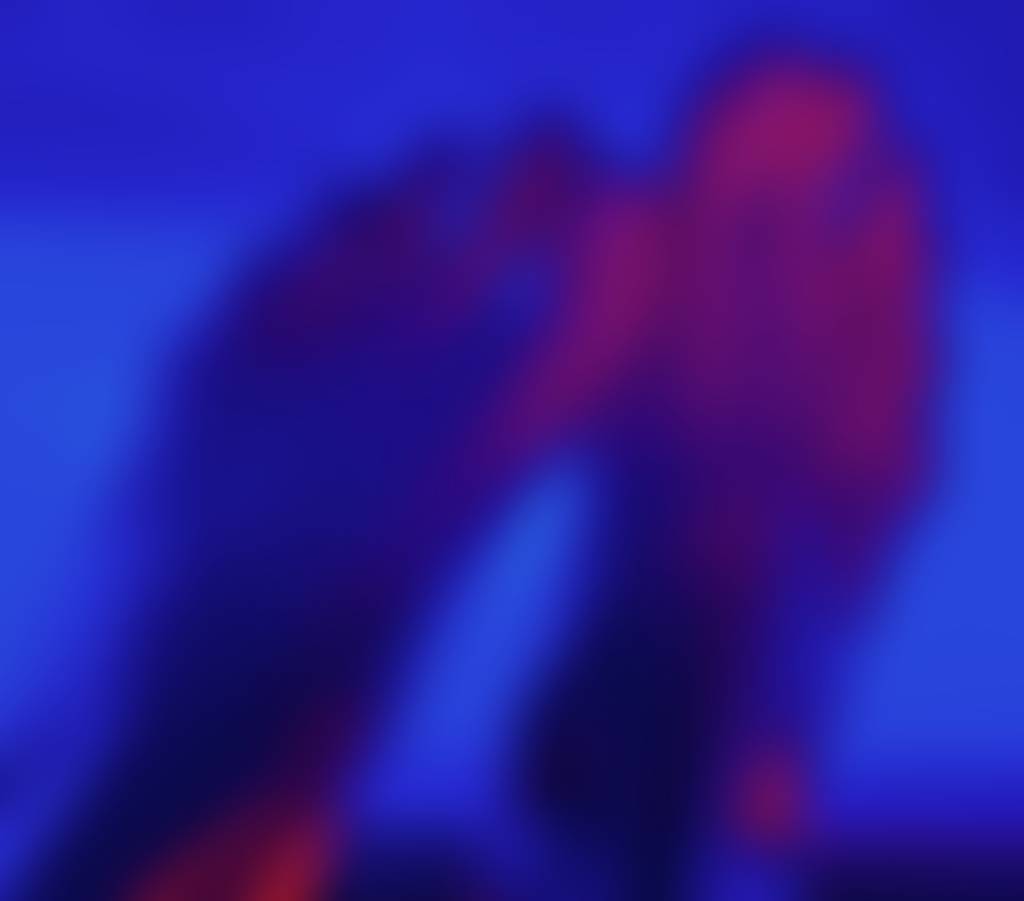 Neon lights.. do you like different color lighting or just daylight? Let me know! 🦶☀️
