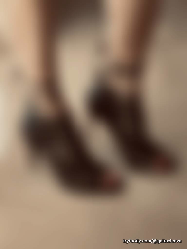 Do these sandals deserve a walk… or just a photo? 😌 #sandals #summerfeet #prettyfeet #foot