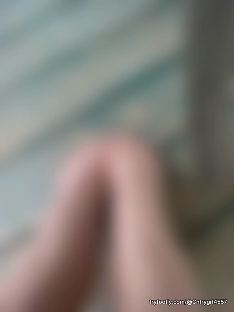 Nakey toes on a Monday. Taking request so DM ME