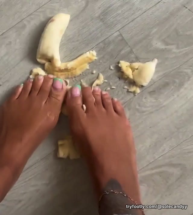 SoleCandyy Vs Banana 🤭🤤 What else you wanna see ? Message me it #sexyfeet #Lovelyfeet