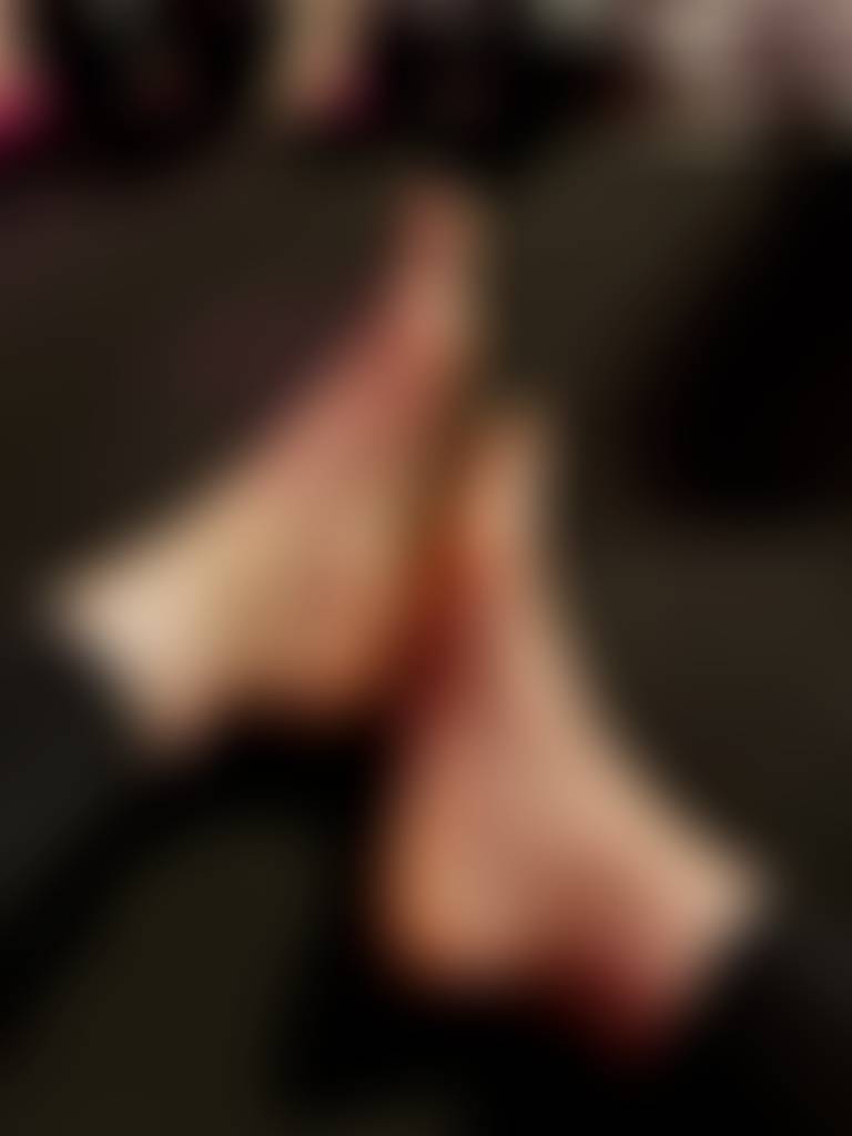 Needing someone to clean these sweaty feet after hot Pilates 🥵