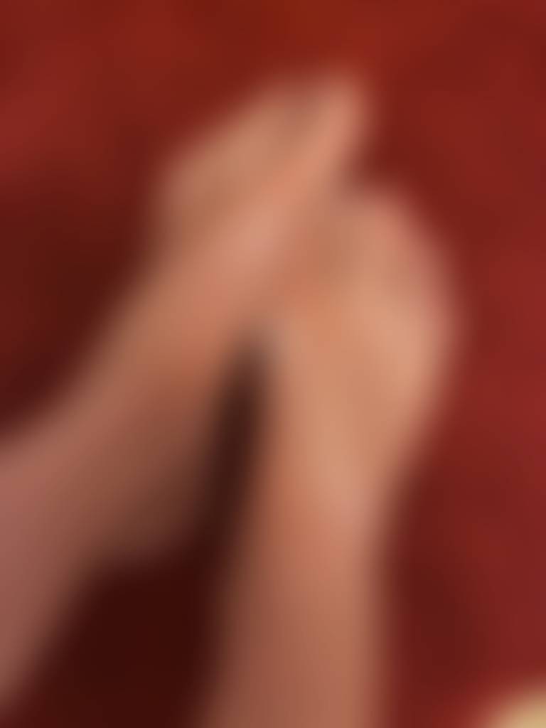 Waiting for you to rub this lotion in 🧴