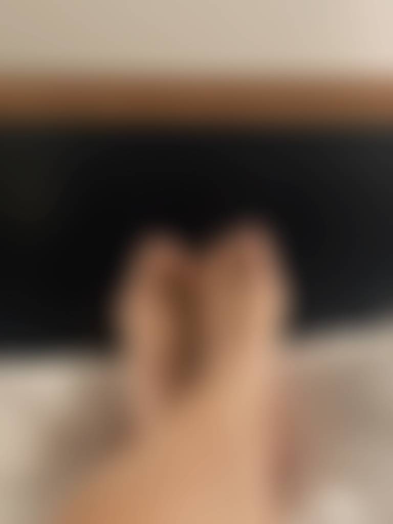“Custom foot content • pedicured/natural looks • quick replies • bundles available”
