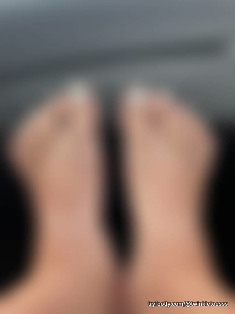 Barefoot or sneakers today?🤭