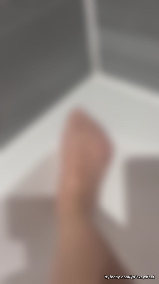 Come and wash my feet in the shower with me 🦶❤️😙