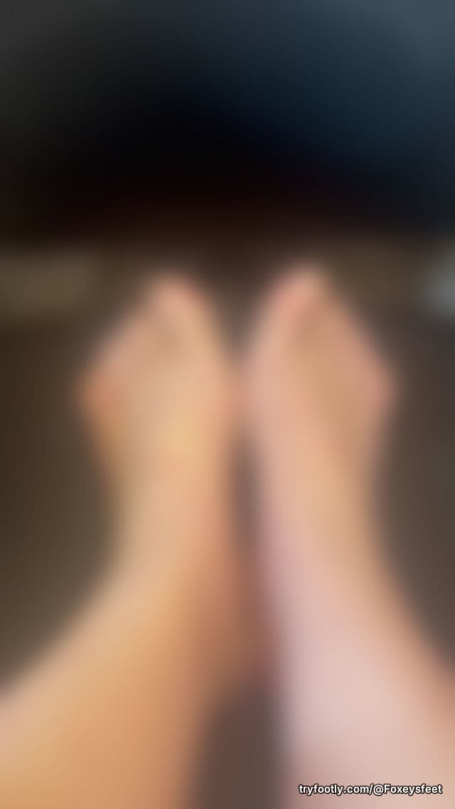 Bored at work little rest for my toes and a little tickle with my pencil ❤️🦶💷
