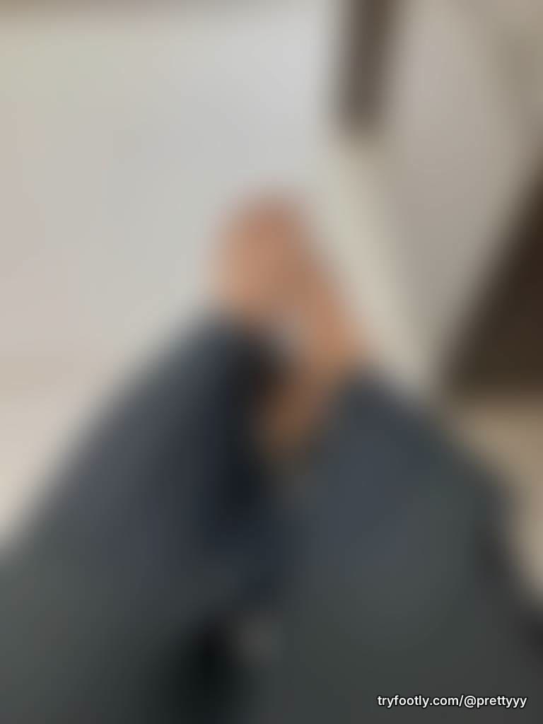 Working feet, ready for a massage 💆🏽‍♀️