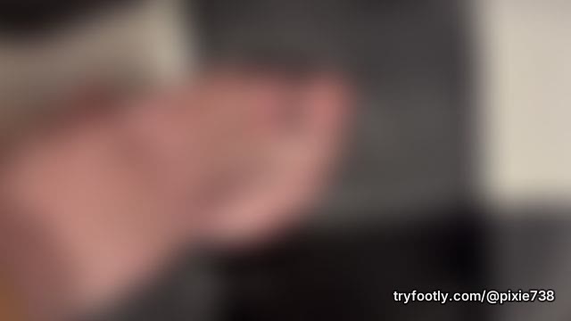 30 second video of me rubbing lotion on my feet💋