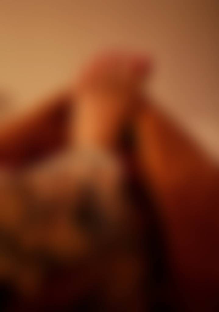 Layin in bed.. spreading your toes is good for your posture 🦶
