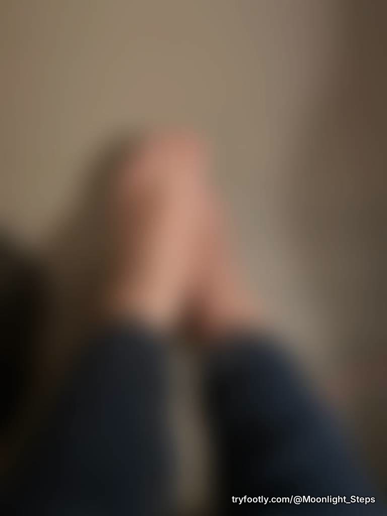 My feet hurt after a hard night at work 🥺 I need some TLC baaaad😣