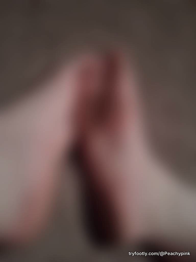 Ewwwww my feet got so dirty from some light house cleaning :/ can you help me clean them, 