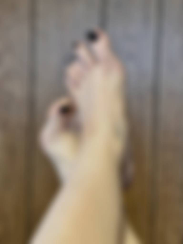 Hi Footly! ☺️ enjoy my tiny feet and painted toes. I can’t wait to dip my toes in 😘