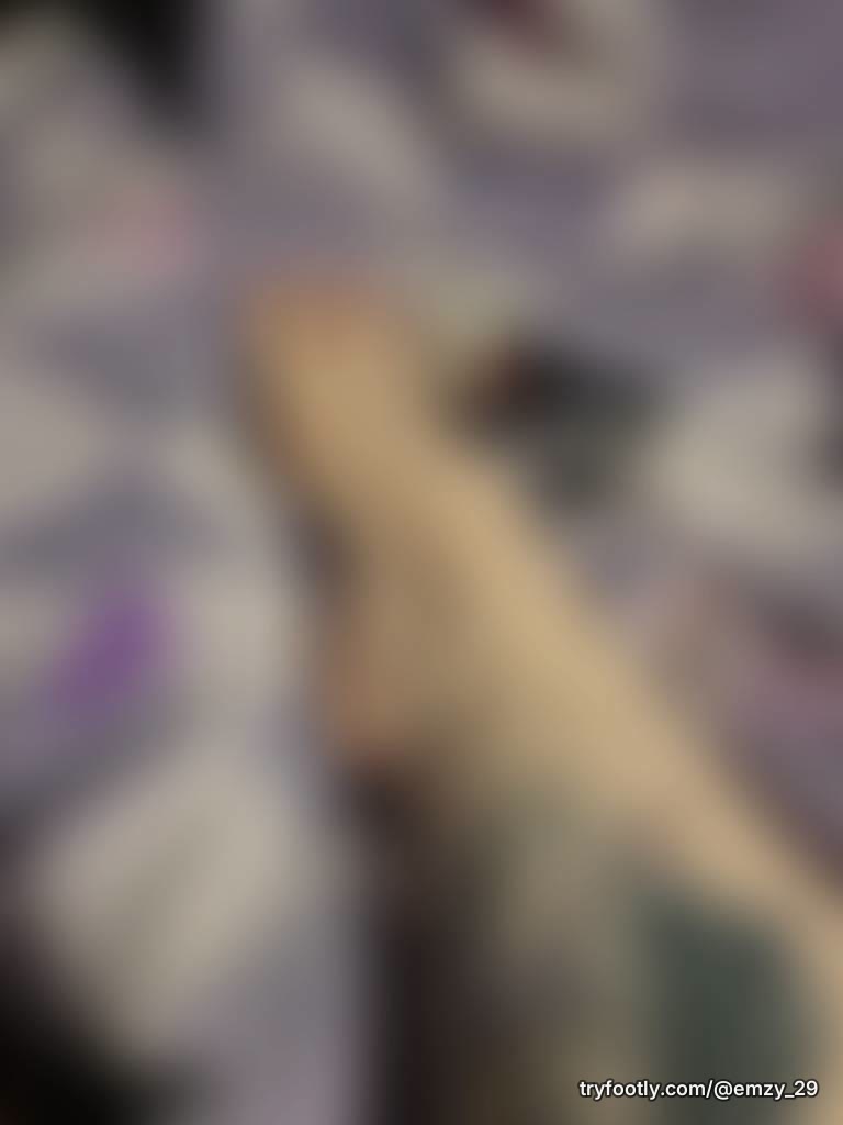 Hey I'm new here 🥰 send me a message if interested in a few feet pictures