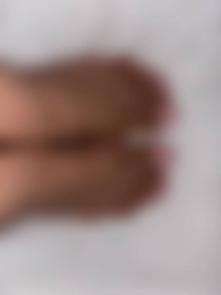 Hey baby, you like my pink toes