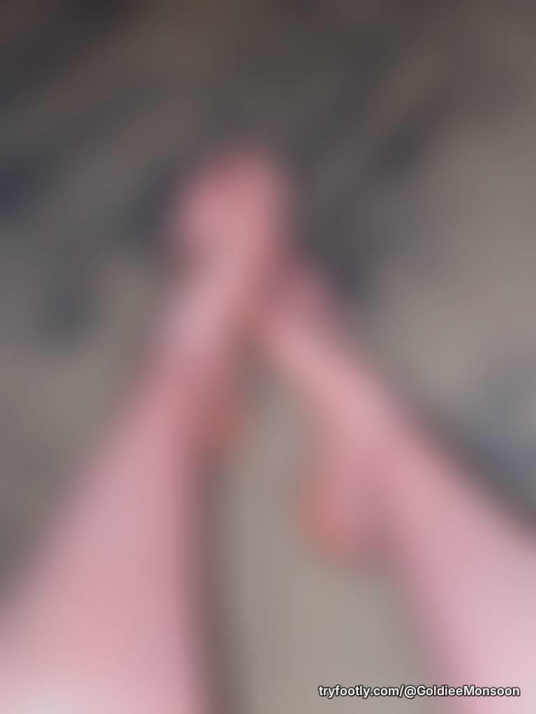 Desperately in need of a pedicure 🤭😉 More to come… 👣✨
