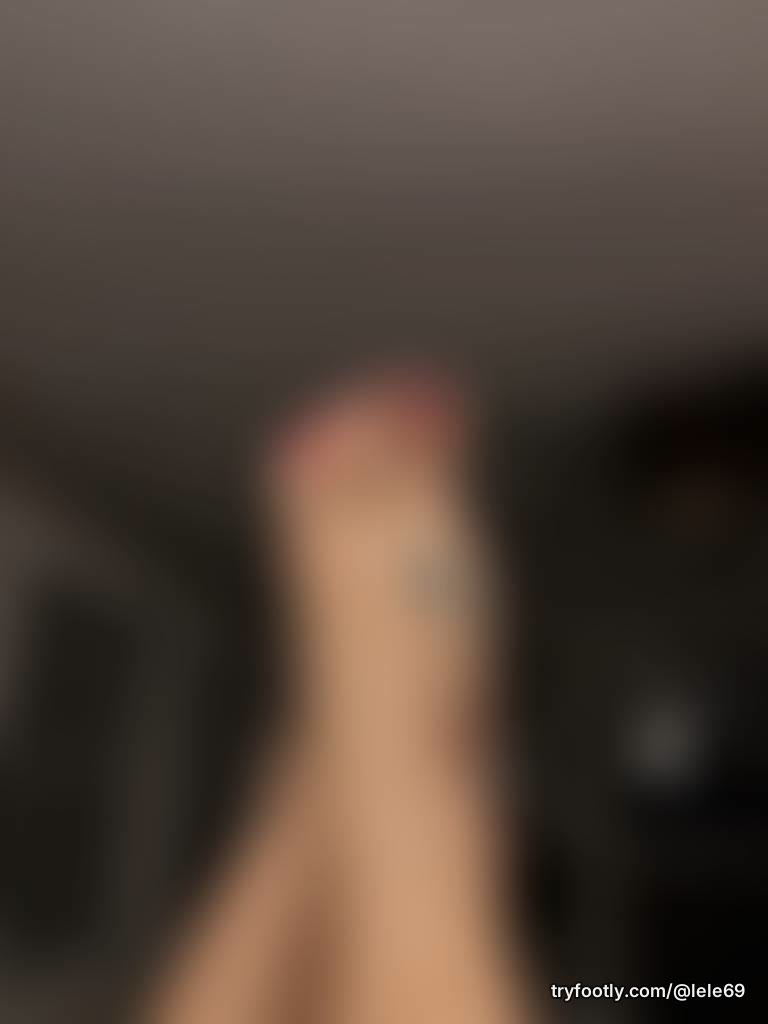 I love to have my toes kissed. Will you please kiss them?