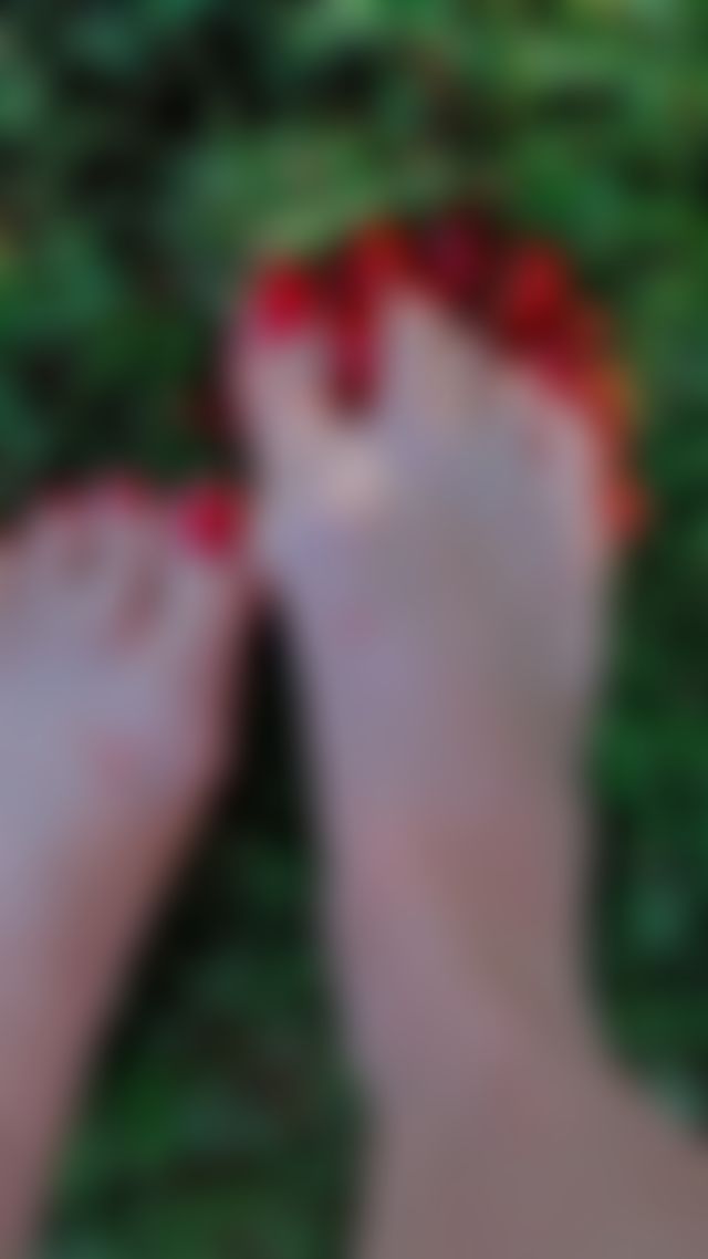 Let me make you a dessert with my gorgeous toes 🍒😍