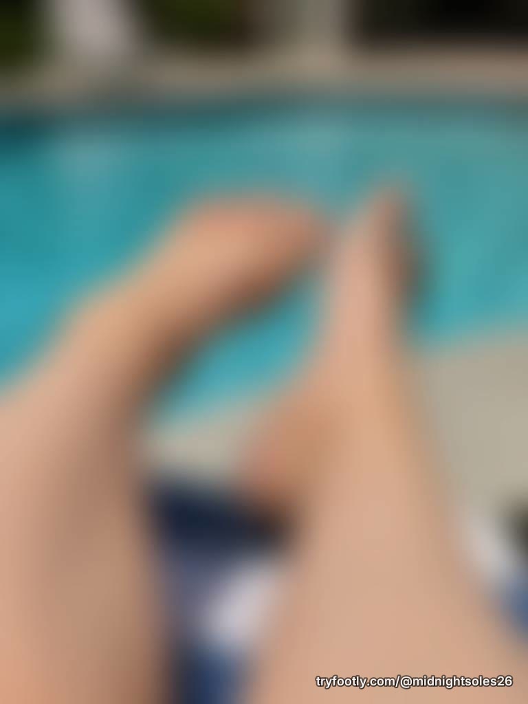 Poolside today, may go for a dip 👙🩴