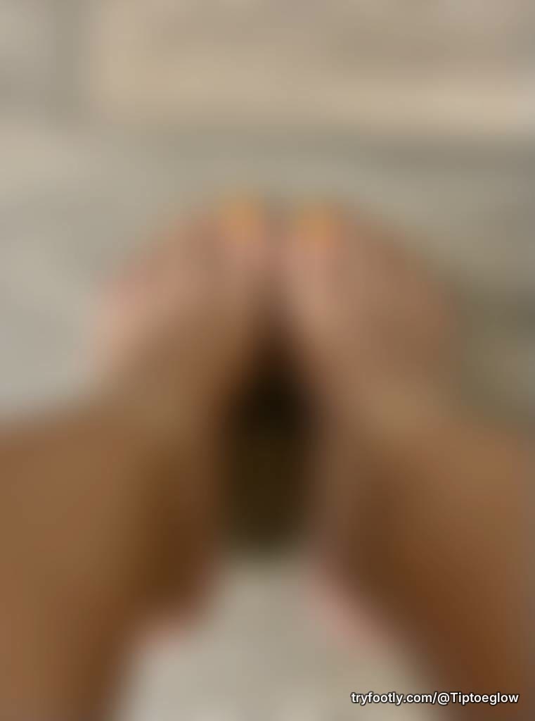 First post, so I had to step in right 🧡👣 Fresh orange pedi, gold details, and a little hee