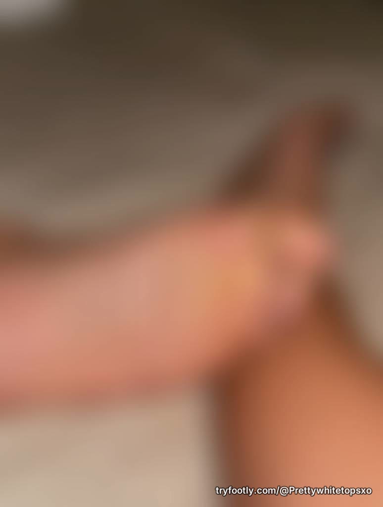 Do you prefer scrunched toes👀