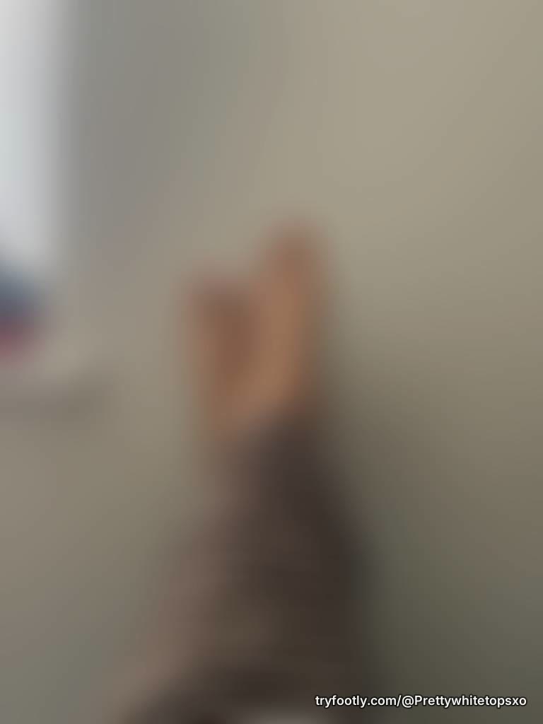 Putting my toes on the wall👀😋🦶