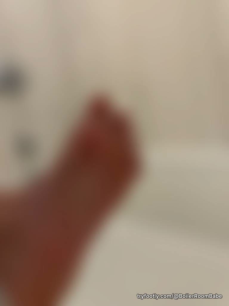Engineer feet taking the weekend getaway. Hotel time 😌