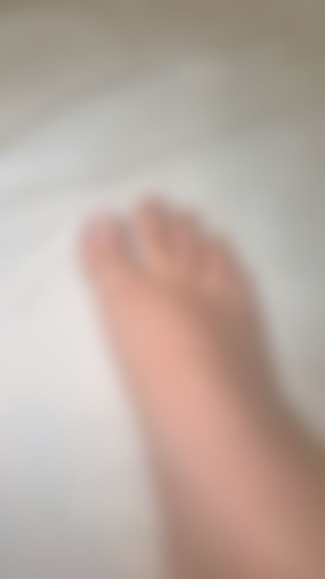 8 second video of the soft succulent feet . Ready to start the day😋😋
