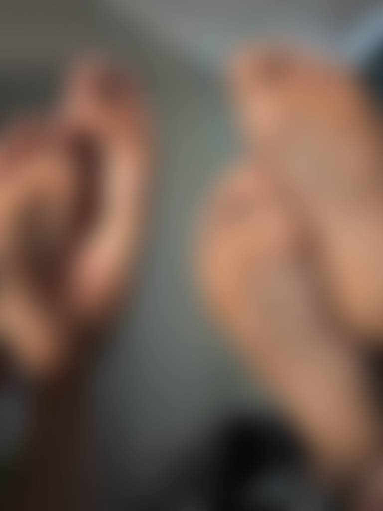how many feet are u seeing in the photo? 🤭🦶