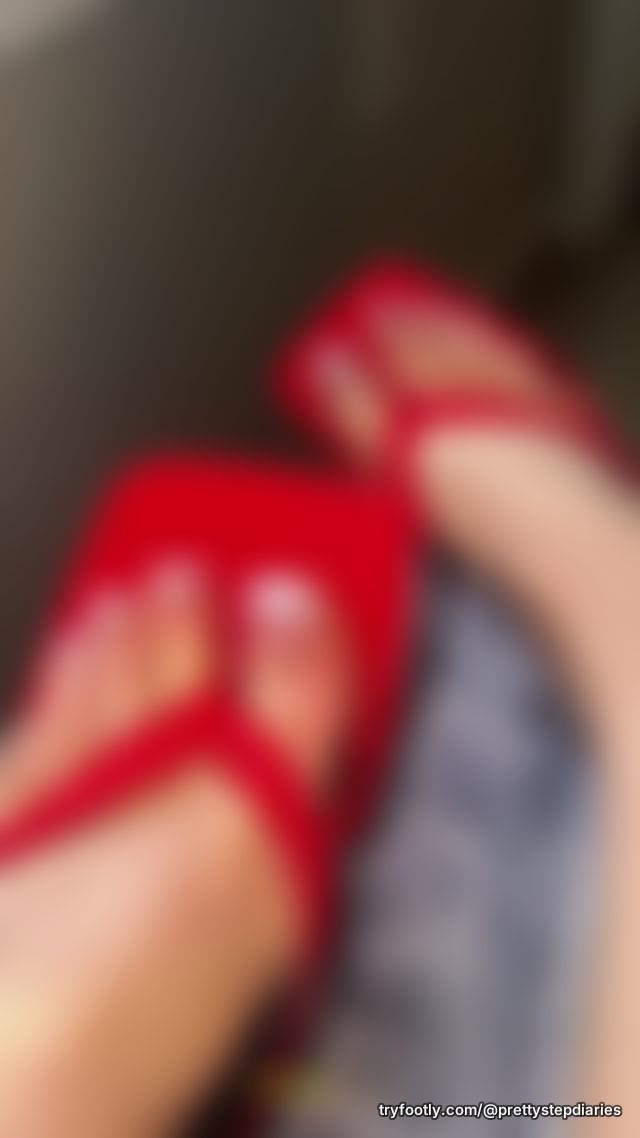 red heels… you like them on me? 👠👣 unlock me