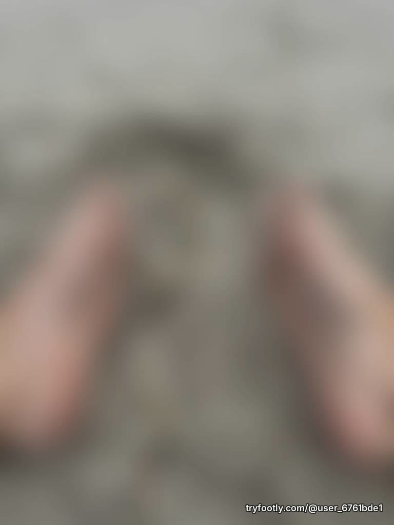 Cum see my dirty feet in the sand… if you are man enough. Pay up or get nothing.