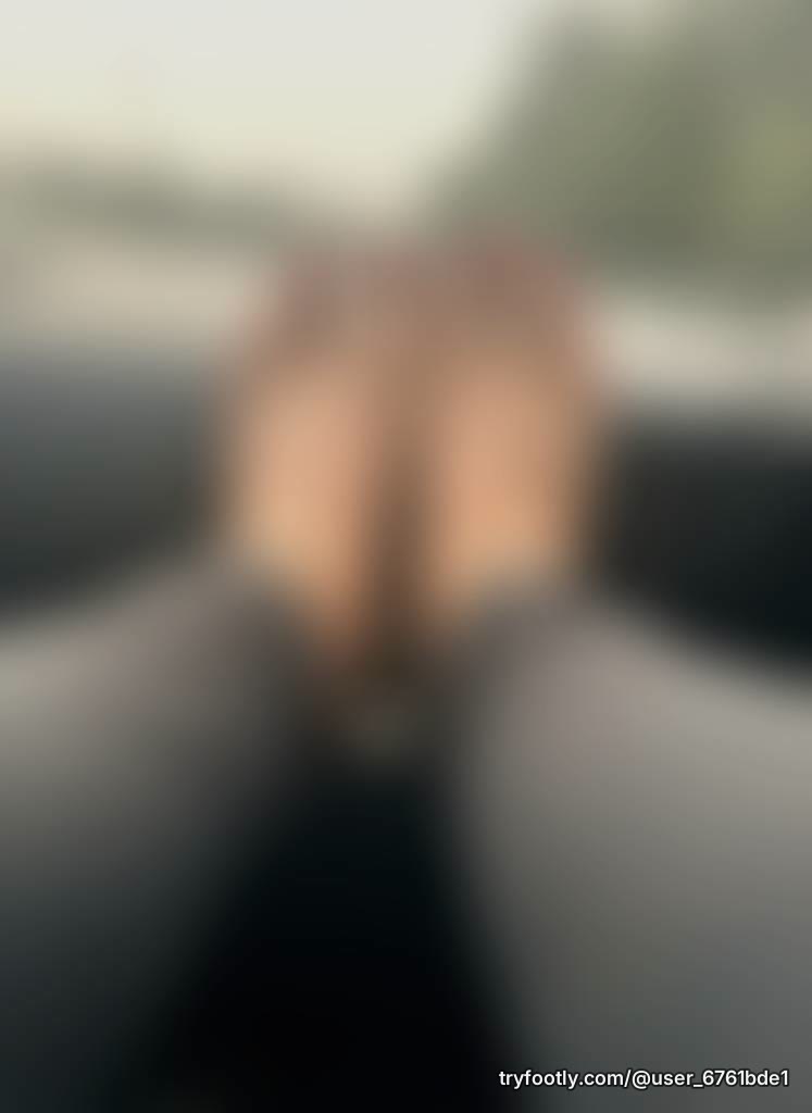 New content- Barefeet! Soles, heels and toe spreading. DM for full content.