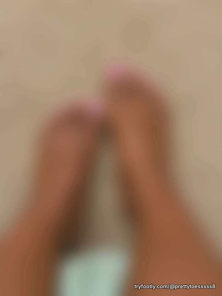 Wanting to go up my body so bad...message me for more spicy pics!💕